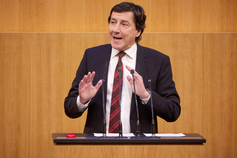 Am Redner:innenpult Nationalratsabgeordneter Johannes Margreiter (NEOS)