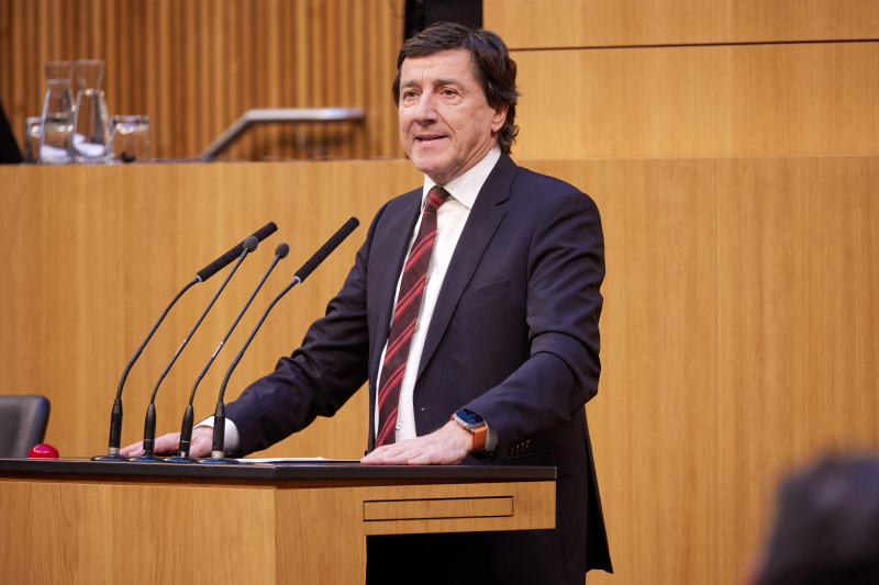 Am Redner:innenpult Nationalratsabgeordneter Johannes Margreiter (NEOS)