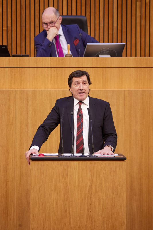 Am Redner:innenpult Nationalratsabgeordneter Johannes Margreiter (NEOS)