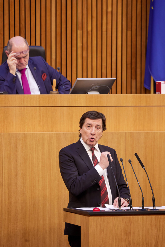 Am Redner:innenpult Nationalratsabgeordneter Johannes Margreiter (NEOS)