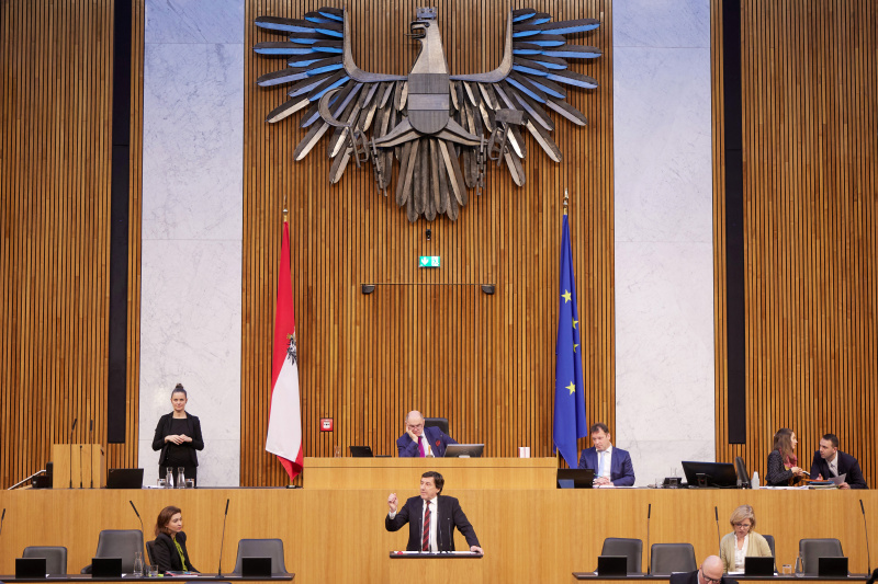 Am Redner:innenpult Nationalratsabgeordneter Johannes Margreiter (NEOS)