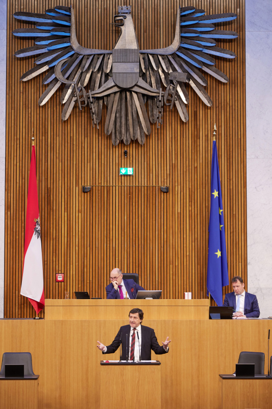 Am Redner:innenpult Nationalratsabgeordneter Johannes Margreiter (NEOS)