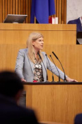 Am Redner:innenpult Nationalratsabgeordnete Tanja Graf (ÖVP)
