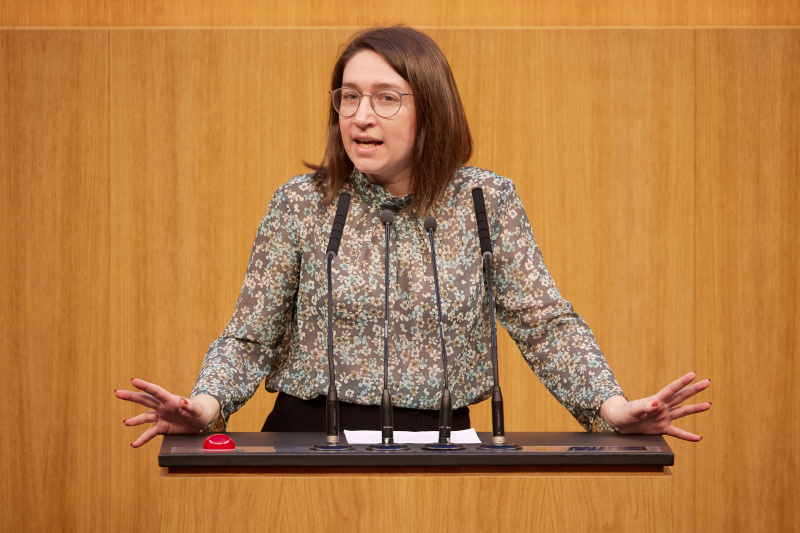 Am Redner:innenpult Nationalratsabgeordnete Julia Elisabeth Herr (SPÖ)