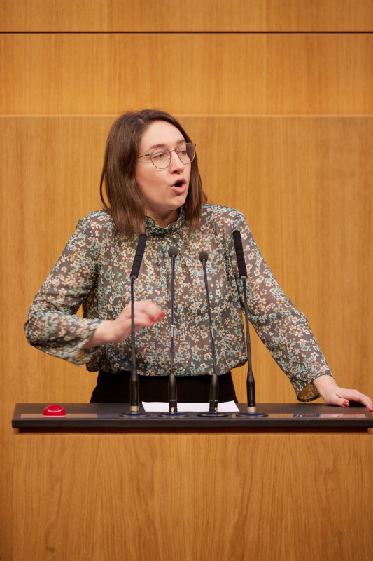 Am Redner:innenpult Nationalratsabgeordnete Julia Elisabeth Herr (SPÖ)