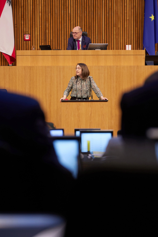 Am Redner:innenpult Nationalratsabgeordnete Julia Elisabeth Herr (SPÖ)