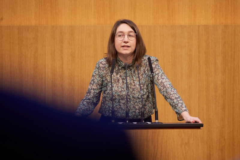 Am Redner:innenpult Nationalratsabgeordnete Julia Elisabeth Herr (SPÖ)