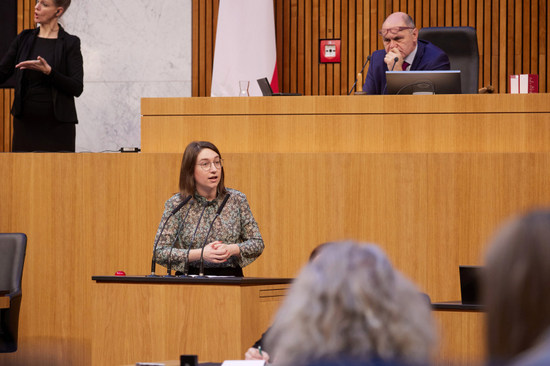 Am Redner:innenpult Nationalratsabgeordnete Julia Elisabeth Herr (SPÖ)