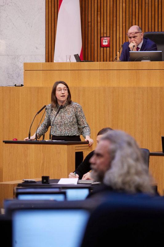 Am Redner:innenpult Nationalratsabgeordnete Julia Elisabeth Herr (SPÖ)