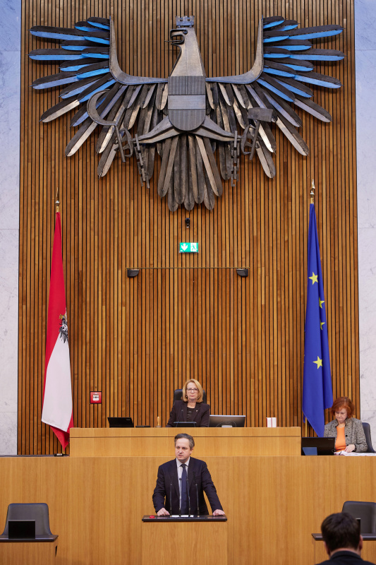 Am Redner:innenpult Nationalratsabgeordneter Johannes Schmuckenschlager (ÖVP)