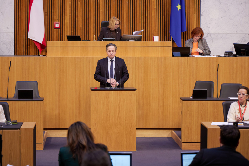 Am Redner:innenpult Nationalratsabgeordneter Johannes Schmuckenschlager (ÖVP)