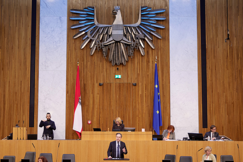 Am Redner:innenpult Nationalratsabgeordneter Johannes Schmuckenschlager (ÖVP)