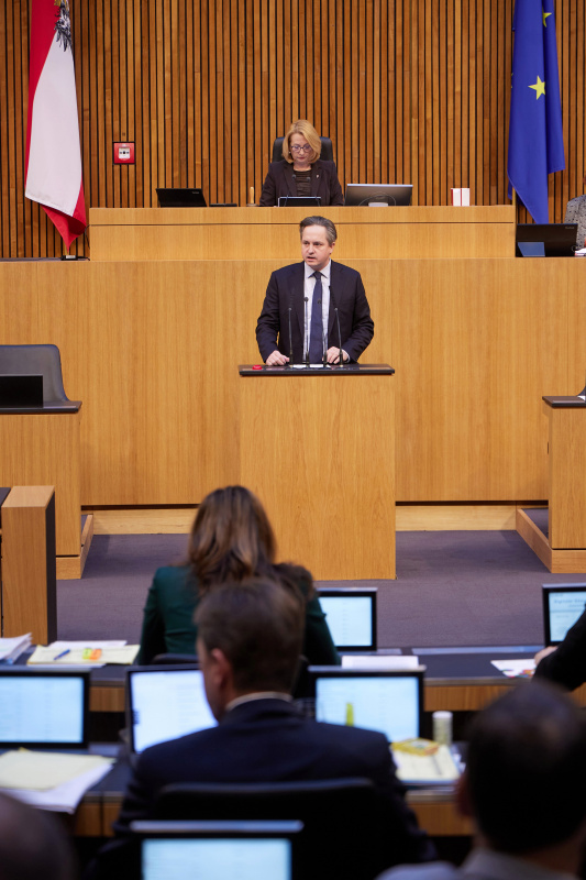 Am Redner:innenpult Nationalratsabgeordneter Johannes Schmuckenschlager (ÖVP)