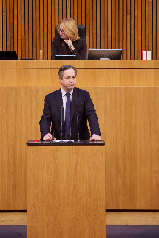 Am Redner:innenpult Nationalratsabgeordneter Johannes Schmuckenschlager (ÖVP)