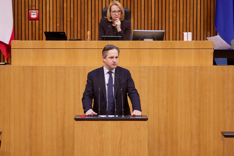 Am Redner:innenpult Nationalratsabgeordneter Johannes Schmuckenschlager (ÖVP)