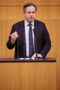 Am Redner:innenpult Nationalratsabgeordneter Johannes Schmuckenschlager (ÖVP)