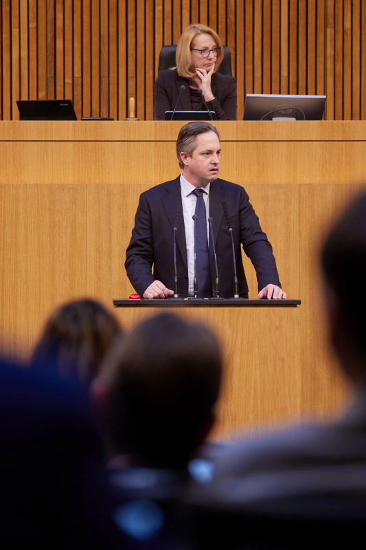 Am Redner:innenpult Nationalratsabgeordneter Johannes Schmuckenschlager (ÖVP)