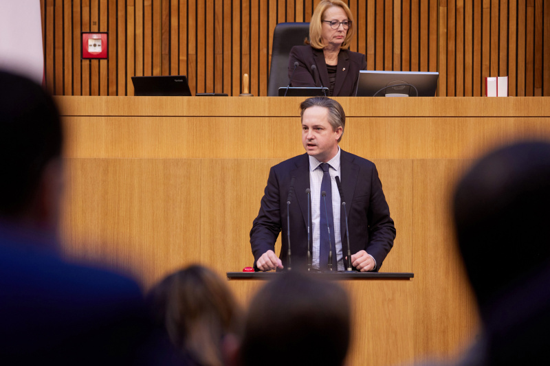 Am Redner:innenpult Nationalratsabgeordneter Johannes Schmuckenschlager (ÖVP)