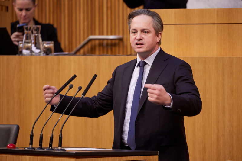 Am Redner:innenpult Nationalratsabgeordneter Johannes Schmuckenschlager (ÖVP)