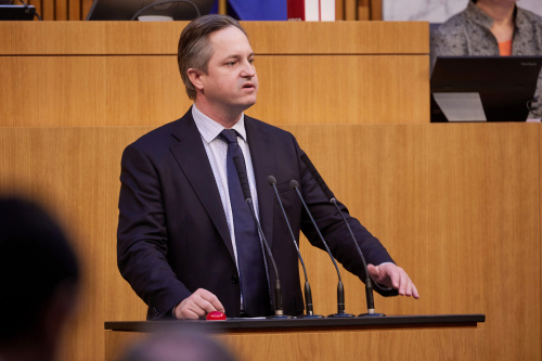 Am Redner:innenpult Nationalratsabgeordneter Johannes Schmuckenschlager (ÖVP)