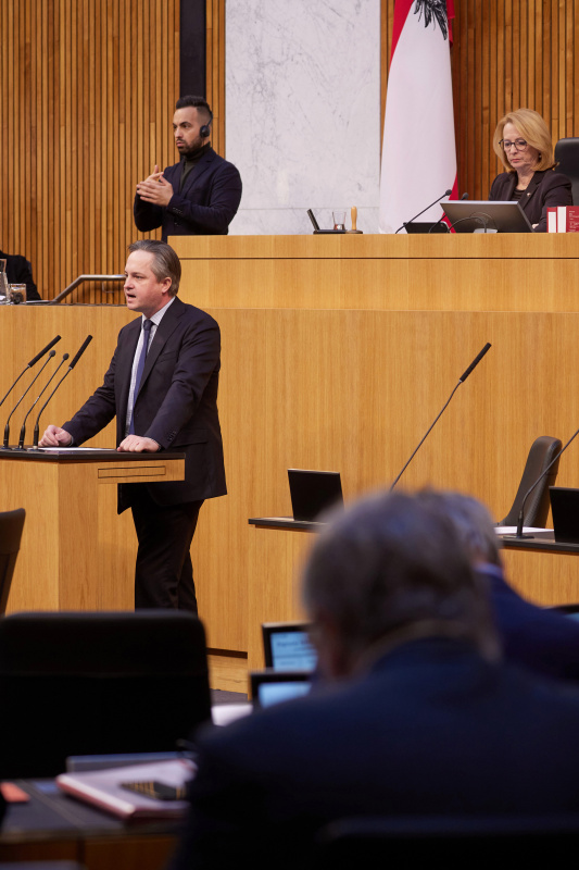 Am Redner:innenpult Nationalratsabgeordneter Johannes Schmuckenschlager (ÖVP)