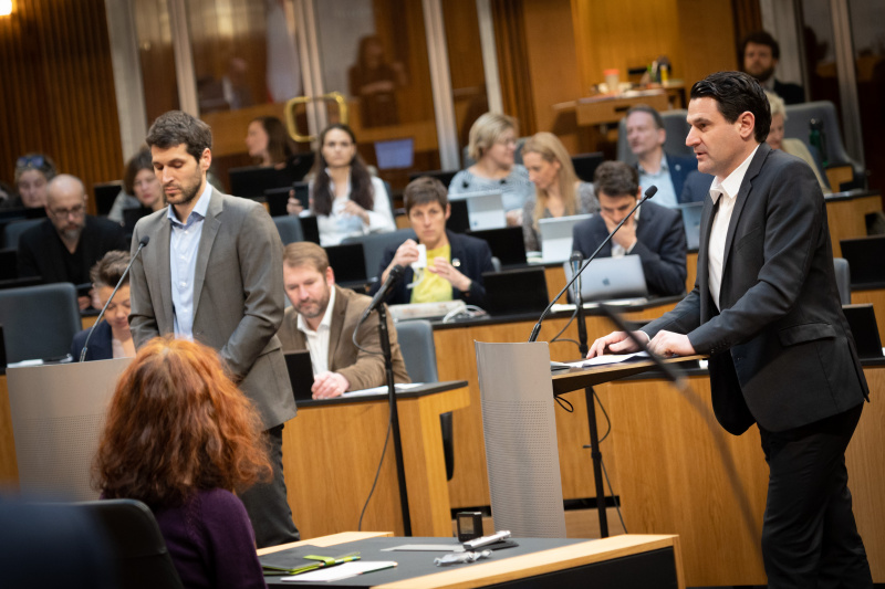 von rechts: Nationalratsabgeordneter Christoph Zarits (ÖVP), Nationalratsabgeordneter Lukas Hammer (GRÜNE) am Rednerpult