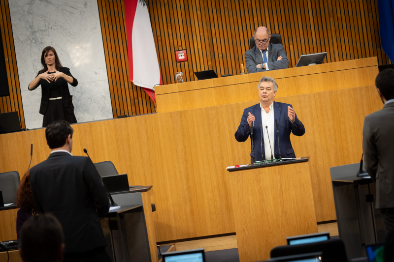 Nationalratspräsident Wolfgang Sobotka (ÖVP) am Präsidium, Vizekanzler Werner Kogler (GRÜNE) am Rednerpult
