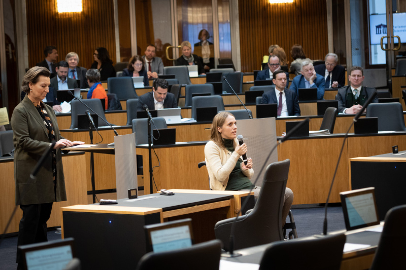 von links: Nationalratsabgeordnete Gabriele Heinisch-Hosek (SPÖ) Nationalratsabgeordnete Kira Grünberg (ÖVP) am Rednerpult