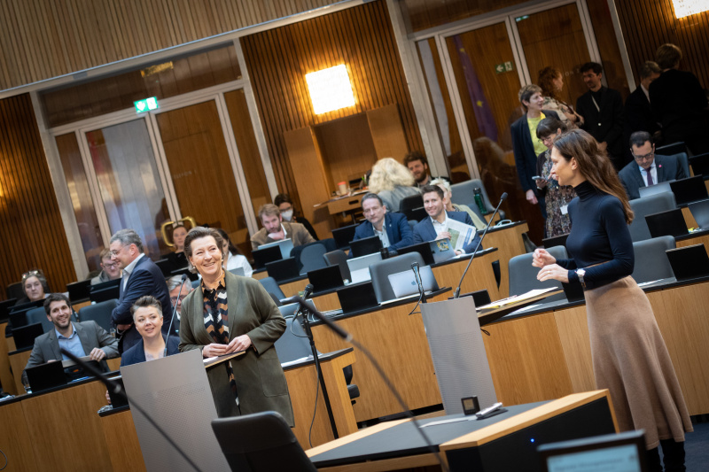 von links: Nationalratsabgeordnete Gabriele Heinisch-Hosek (SPÖ) Nationalratsabgeordnete Susanne Fürst (FPÖ) am Rednerpult