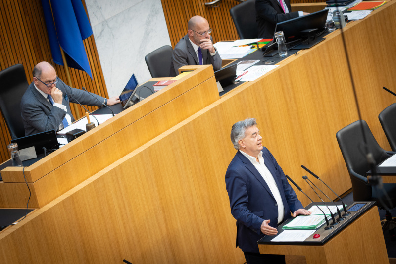 Nationalratspräsident Wolfgang Sobotka (ÖVP) am Präsidium, Vizekanzler Werner Kogler (GRÜNE) am Rednerpult