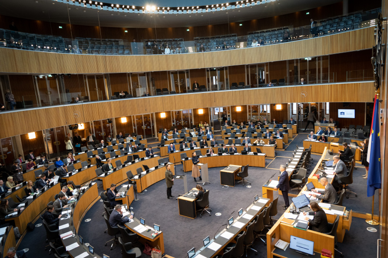 Blick Richtung Sitzungsteilnehmer:innen