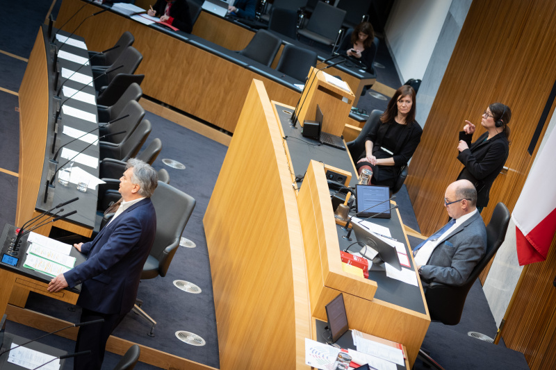 Nationalratspräsident Wolfgang Sobotka (ÖVP) am Präsidium, Vizekanzler Werner Kogler (GRÜNE) am Rednerpult, Gebärdendolmetscherin