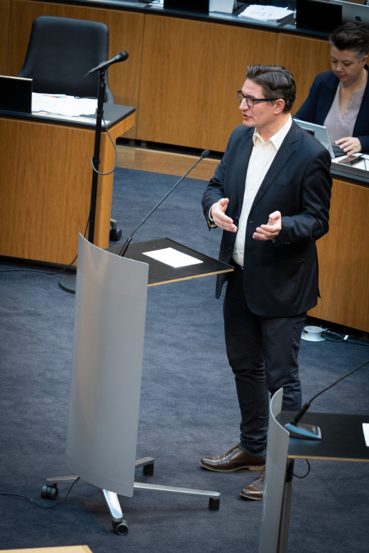 Nationalratsabgeordneter Reinhold Einwallner (SPÖ) am Rednerpult