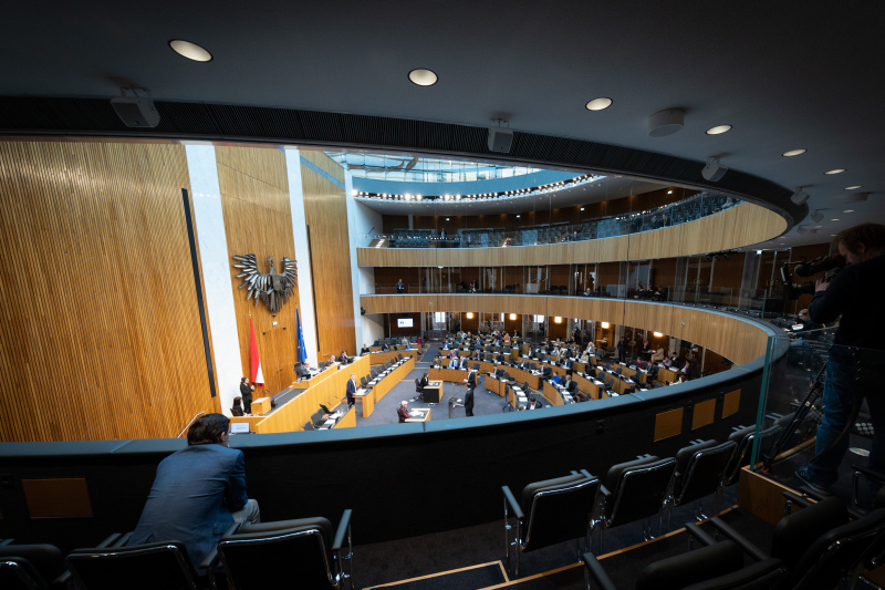 Blick vom Balkon in Richtung Sitzungsteilnehmer:innen