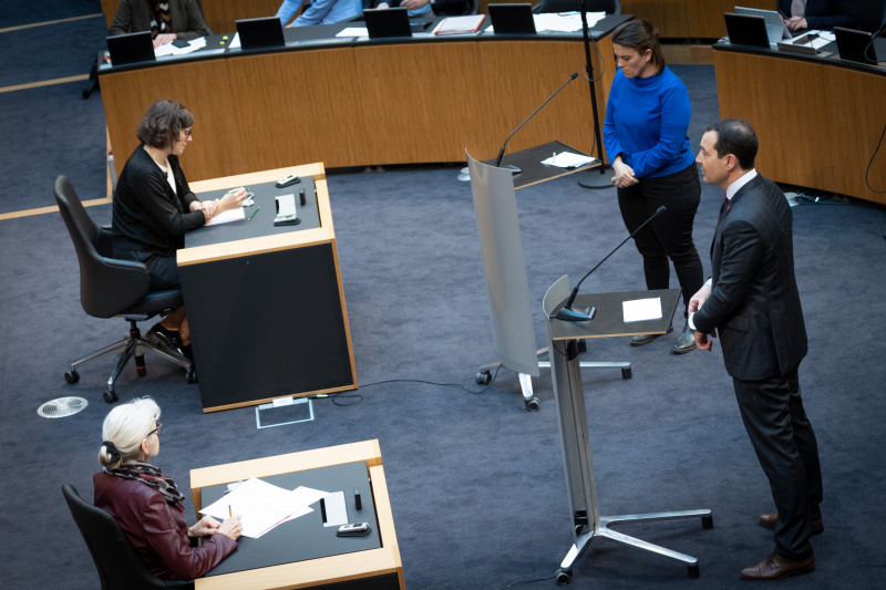  Nationalratsabgeordnete Julia Seidl (NEOS)  und Nationalratsabgeordneter Gerald Loacker (NEOS) am Rednerpult