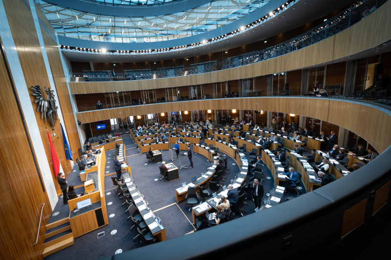 Blick vom Balkon in Richtung Sitzungsteilnehmer:innen