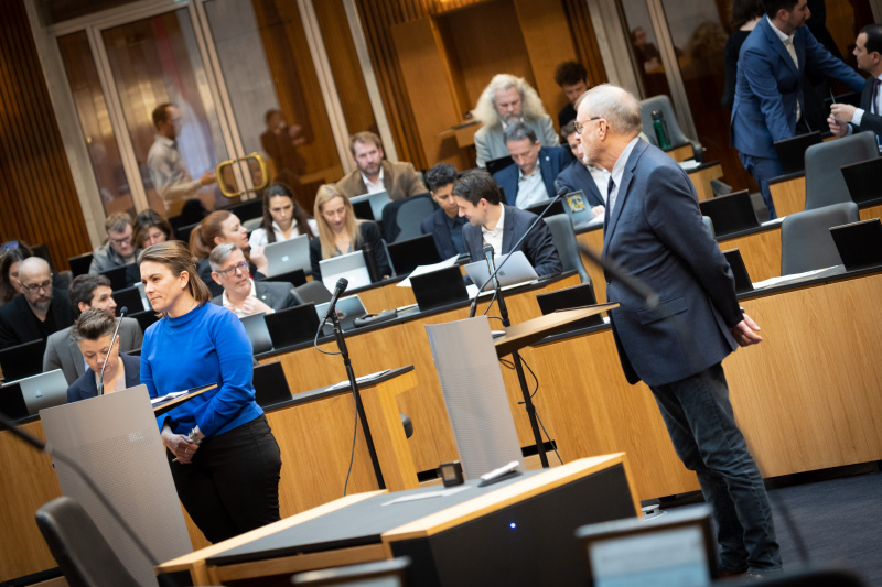 Nationalratsabgeordnete Julia Seidl (NEOS) und Nationalratsabgeordneter Harald Troch (SPÖ) am Rednerpult