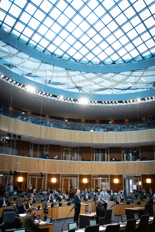 Blick Richtung Sitzungsteilnehmer:innen