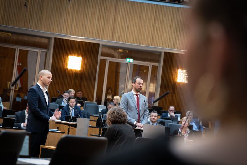 von links: Nationalratsabgeordneter Maximilian Köllner (SPÖ) und Nationalratsabgeordneter Klaus Lindinger (ÖVP) am Rednerpult