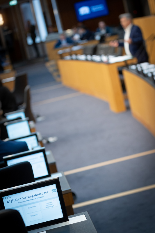 Display am Sitzplatz der Abgeordneten mit dem Sitzungskompass. Im Hinterrund Vizekanzler Werner Kogler (GRÜNE) am Rednerpult bei der Beantwortung der Fragen