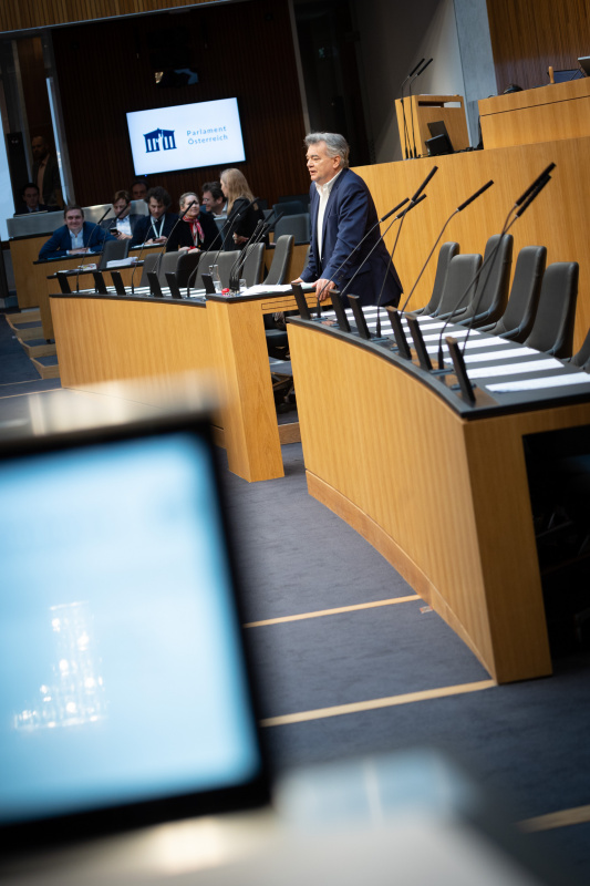 Am Rednerpult Vizekanzler Werner Kogler (GRÜNE) bei der Beantwortung der Fragen