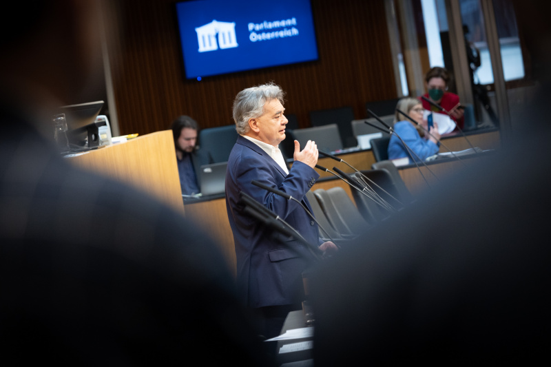 Am Rednerpult Vizekanzler Werner Kogler (GRÜNE) bei der Beantwortung der Fragen