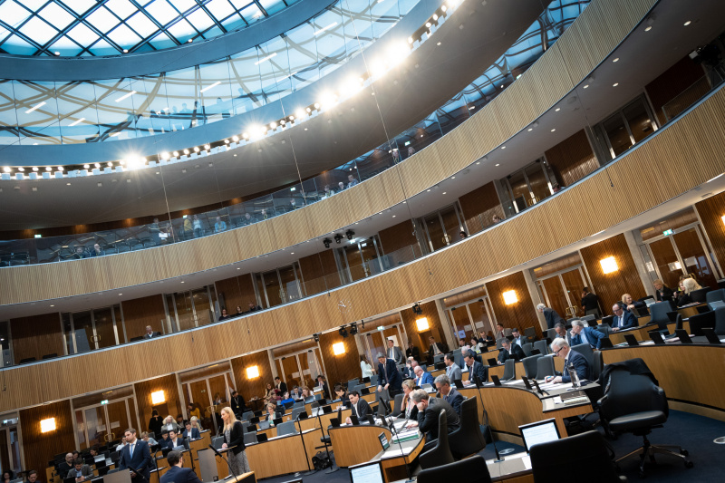 Blick Richtung Sitzungsteilnehmer:innen