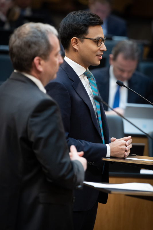 von rechts: Nationalratsabgeordneter Yannik Shetty (NEOS) und Nationalratsabgeordneter Michael Hammer (ÖVP) am Rednerpult