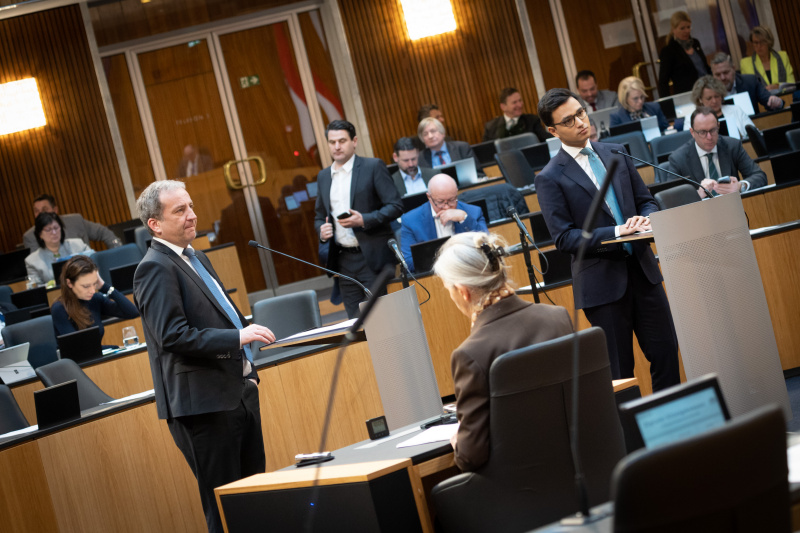 von rechts: Nationalratsabgeordneter Yannik Shetty (NEOS) und Nationalratsabgeordneter Michael Hammer (ÖVP) am Rednerpult