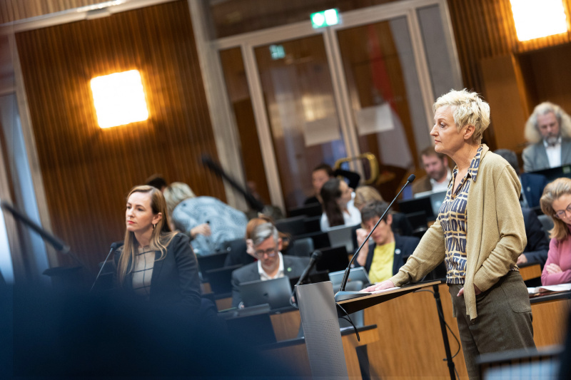von rechts: Nationalratsabgeordnete Sibylle Hamann (GRÜNE) und Nationalratsabgeordnete Maria Großbauer (ÖVP) am Rednerpult