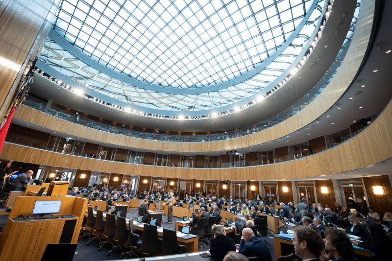 Blick Richtung Sitzungsteilnehmer:innen