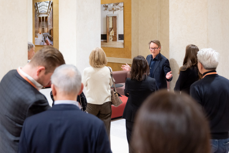 Kurator Kunst im Parlament Hans-Peter Wipplinger - Leopold Museum führt durch das Parlamentsgebäude