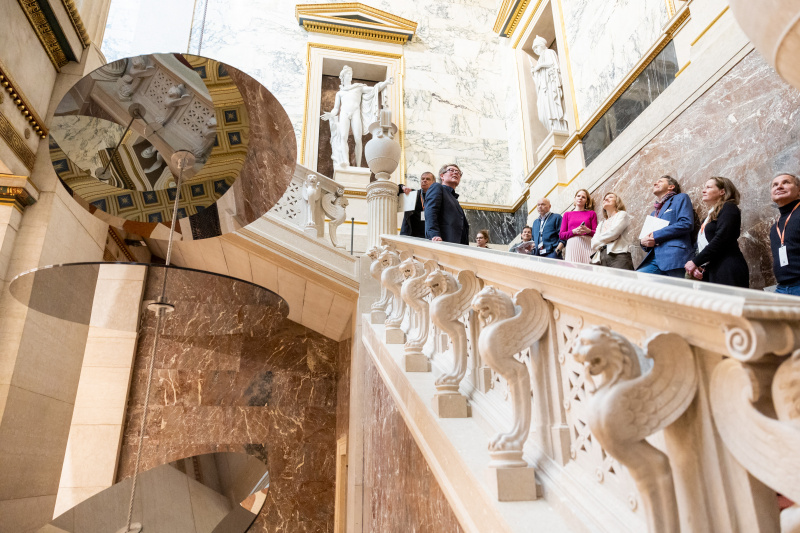 Kurator Kunst im Parlament Hans-Peter Wipplinger -  Leopold Museum (Zweiter von links) führt durch das Parlamentsgebäude