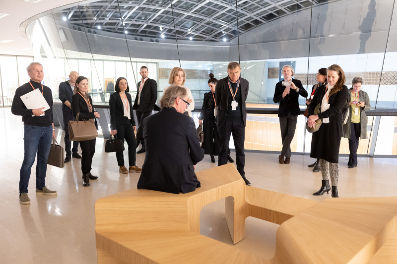 Blick Richtung Veranstaltungsteilnehmer:innen